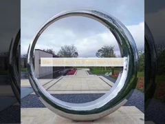 Rzeźba ze stali nierdzewnej w kolorze srebrnym, złotym i szarym