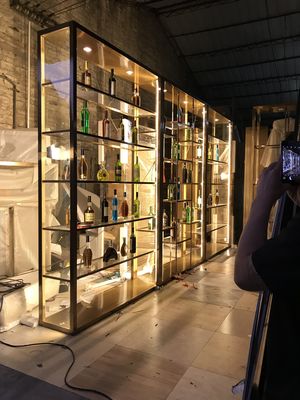 Dobra cena. Stolik barowy Szafka na wino Szafka z wysokimi nóżkami w Internecie