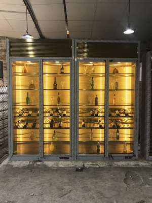 Zaprojektuj Chłodzenie ze stali nierdzewnej Stojaki ekspozycyjne Luksusowa ścienna duża piwnica z winami Szklana whisky z witryną do wina