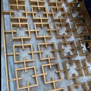 Dobra cena. Pusta konstrukcja ze stali nierdzewnej, przegroda do salonu, ściana tła, dekoracja do projektu hotelowego w Internecie